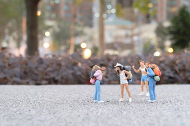 bir Mini bir sırt çantası yürüme ile seyahat