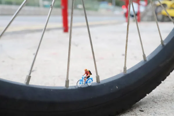 Mini Figur Fährt Rad Rad — Stockfoto