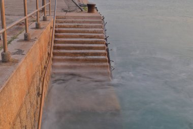 peir merdiven bir dalga yakalamak