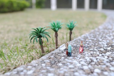 Mini bir şekil anne park yürüme