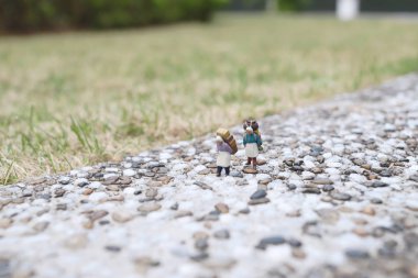 yolda eski bir insan figürü modeli