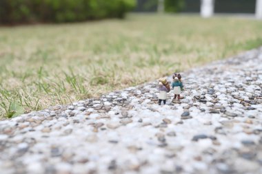 yolda eski bir insan figürü modeli