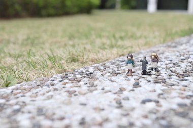 yolda eski bir insan figürü modeli