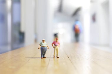 Mini insanlar: sokakta yürürken Traveler