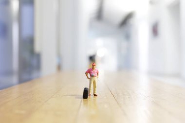 Mini insanlar: sokakta yürürken Traveler