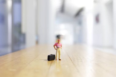 Mini insanlar: sokakta yürürken Traveler