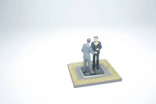 Mini Figura Handshake Negócios Chip Computador — Fotografia de Stock