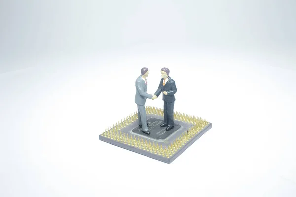 Mini Figura Handshake Negócios Chip Computador — Fotografia de Stock