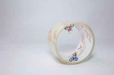 daire etrafında bir mini figür binmek motosiklet