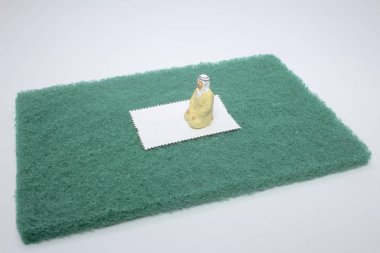 Gemide Arap insanların figürü var.