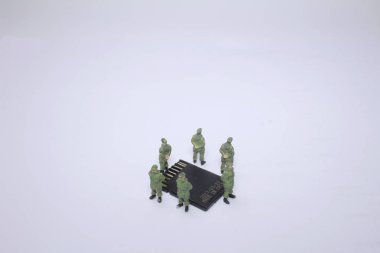 Mini sd kart çevresinde asker revolverler