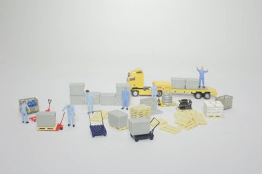 bir tramvay kullanarak bir mini adam çalışan rakam 