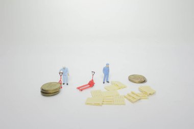 bir tramvay kullanarak bir mini adam çalışan rakam 