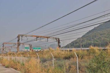 Demiryolu, yakınındaki Lantau karayolu ile 