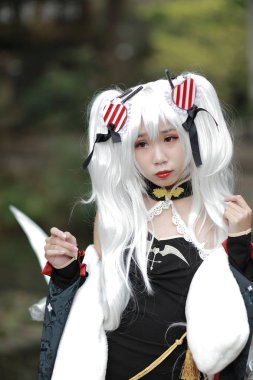 anime karakterler poz bir cosplay, gibi giyinmiş 