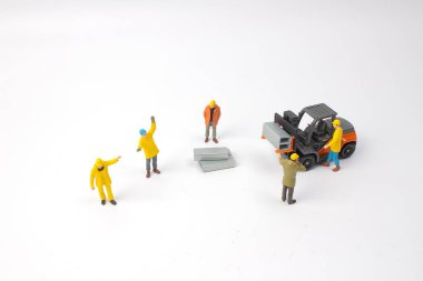 seçici odak minyatür işçinin forklift makine, üzerinde beyaz izole sürüş.
