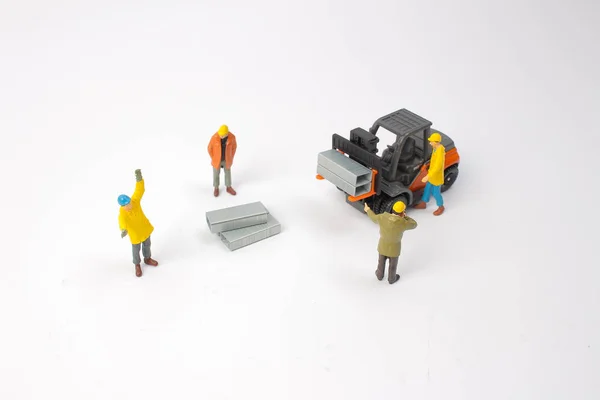 Selectieve Aandacht Voor Miniatuur Worker Rijden Vorkheftruck Machine Geïsoleerd Wit — Stockfoto