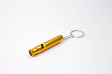 Metal ıslık beyaz bir arka plan üzerinde