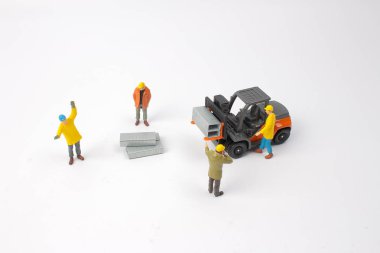 seçici odak minyatür işçinin forklift makine, üzerinde beyaz izole sürüş.