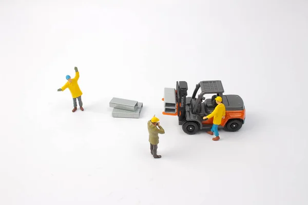 Selectieve Aandacht Voor Miniatuur Worker Rijden Vorkheftruck Machine Geïsoleerd Wit — Stockfoto