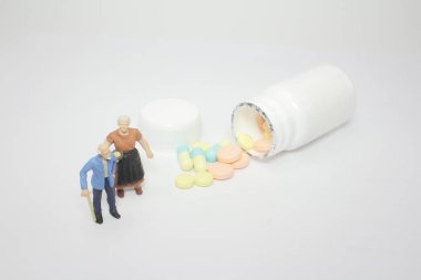 mini küçük rakam yaşlı adam hap ile 