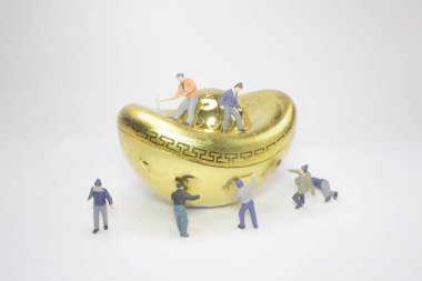 büyük altın ile mini figür