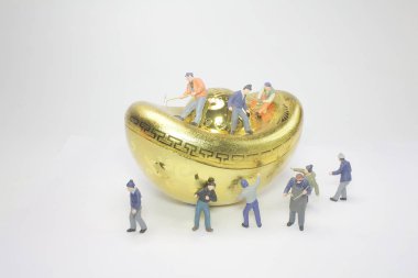 büyük altın ile mini figür