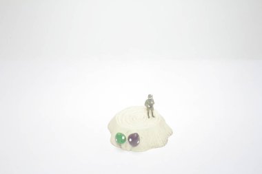 te mini figür çevrili ağaç üzerinde durmak