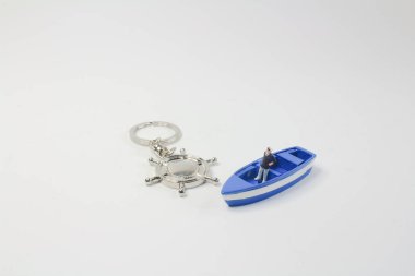 tekne ile üniformalı gülümseyen gemi kaptanı