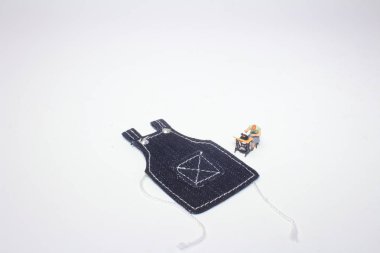 şekil kadınların bir mini makine dikiş kullanın