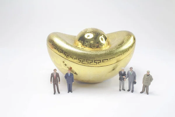 Mini Figura Com Grande Ouro — Fotografia de Stock