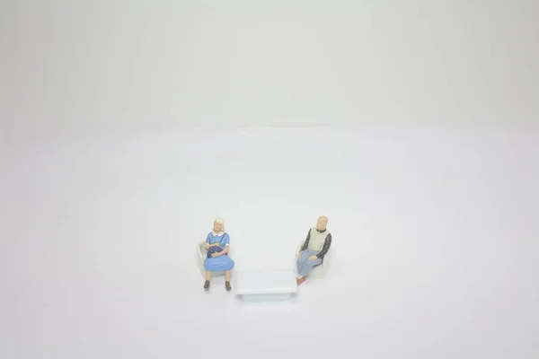 Mini Figuras Dois Sentados Cadeira — Fotografia de Stock