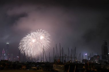 Çin yeni yılı kutlayan bir havai fişek. 