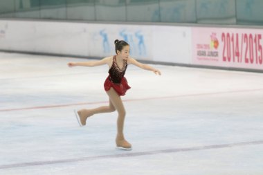 küçük kız Artistik Patinaj spor salonu