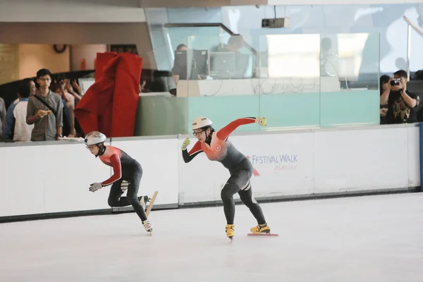 スピード スケート選手のレース中に 屋内アイス スケート場 — ストック写真