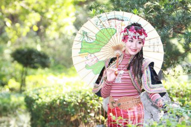 doğa arka zemin üzerinde bir aisa kız potrait