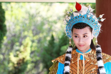 doğa arka zemin üzerinde bir aisa kız potrait