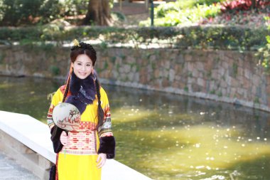 doğa arka zemin üzerinde bir aisa kız potrait