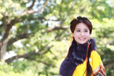 doğa arka zemin üzerinde bir aisa kız potrait