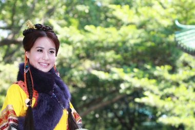 doğa arka zemin üzerinde bir aisa kız potrait