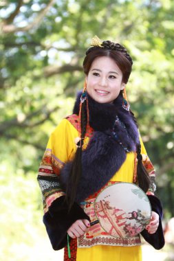 doğa arka zemin üzerinde bir aisa kız potrait