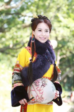 doğa arka zemin üzerinde bir aisa kız potrait