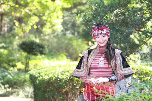 Potrait Fille Aisa Sur Fond Nature — Photo