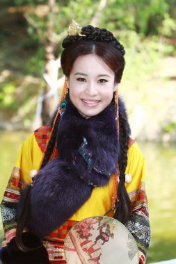 doğa arka zemin üzerinde bir aisa kız potrait