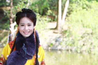 doğa arka zemin üzerinde bir aisa kız potrait