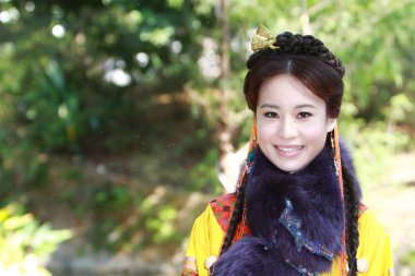 doğa arka zemin üzerinde bir aisa kız potrait