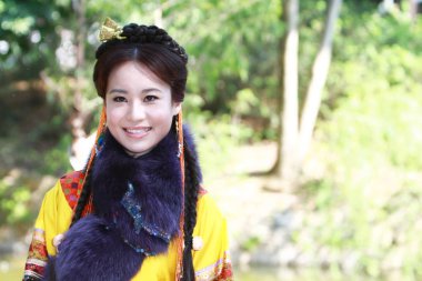 doğa arka zemin üzerinde bir aisa kız potrait