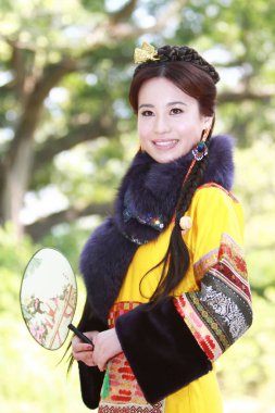 doğa arka zemin üzerinde bir aisa kız potrait