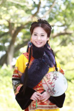 doğa arka zemin üzerinde bir aisa kız potrait