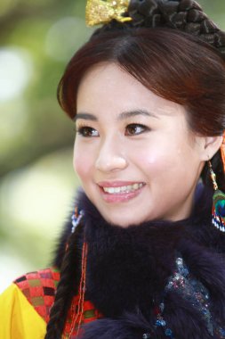 doğa arka zemin üzerinde bir aisa kız potrait